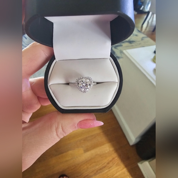 2 carat moissanite heart halo ring - Picture 3 of 7